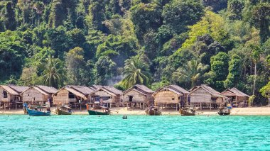 Phangnga, Tayland, 21 Ocak 2025 Surin Adası 'nda sergilenen bu resimli köy, kıyı şeridi boyunca geleneksel ahşap evler sergiliyor..