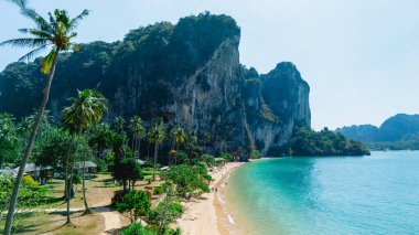 Palmiye ağaçları rüzgarda hafifçe sallanırken, yumuşak kumlar kıyı boyunca uzanıyor. Dramatik uçurumlar sakin suların yanında görkemli bir şekilde yükseliyor, ziyaretçiler için huzurlu bir cennet. Tonsai Sahili Krabi Tayland