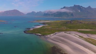 Lofoten Norveç kıyı şeridinin dingin güzelliğini deneyimleyin. Orada yemyeşil tepeler yumuşak kumlu plajlarla buluşur. Kristal berrak sular ve görkemli dağlar doğa aşıkları için cennet yaratıyor..