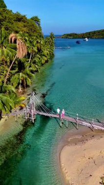Koh Kood, Tayland 'ın nefes kesici manzarasını keşfedin, canlı mavi suların altın kumlarla buluştuğu. Doğanın sükunetini ve avuçiçi püsküllü kıyıların cazibesini hissedin..
