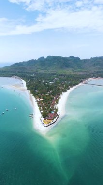 Turkuaz suların yemyeşil manzaralarla buluştuğu Koh Mook Adası 'nın nefes kesici cazibesini keşfedin..