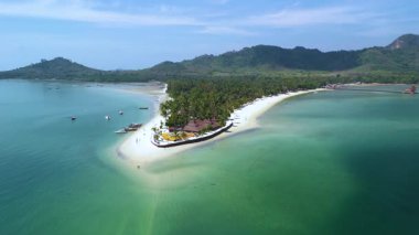 Altın kumların gök mavisi sularla buluştuğu Koh Mook Adası 'nın nefes kesici kıyılarını deneyin. Titrek palmiyelerin altında rahatlayın ve büyüleyici doğal manzaraların ortasındaki sakin ada atmosferini kucaklayın..