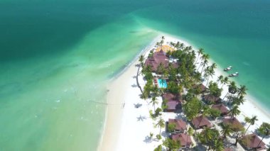 Tayland 'daki Koh Mook Adası' nın nefes kesici güzelliğini tecrübe edin. Altın kumların kristal berrak sularla buluştuğu yer. Bu tropik cennetteki dingin manzarayı ve canlı palmiyeleri keşfedin..