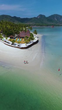 Sabah güneşi berrak sularda dans ederken Koh Mook Adası 'nın sakin kıyılarına bir göz atın. Çiftler, bereketli palmiyeler ve çarpıcı manzaralarla çevrili yumuşak beyaz kumlarda gezinirler..