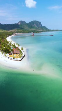 Koh Mook Adası 'nın göz kamaştırıcı sahil şeridini keşfedin el değmemiş plajları ve gür yeşillikleriyle. Bu büyüleyici yer huzurlu manzaralar, davetkar sular ve Tayland 'da huzurlu bir kaçış sunuyor..