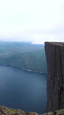 Fiyortun üzerinde, sulardan dramatik uçurumlar yükselir, yemyeşil ile çevrili ve sisle kaplıdır. Doğanın saf güzelliği her bakışta büyülenir. Önceki Norveç