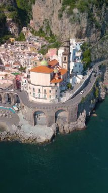İtalya 'nın Amalfi Sahili' nin büyüleyici uçurumlarını keşfedin. Çekici köylerin kayalık kıyılara tutunduğu, çarpıcı mimarinin sakin kıyı manzaralarıyla harmanlandığı yer.. 