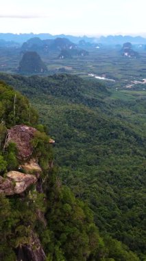 Krabi Tayland 'ın çarpıcı manzaralarını deneyimleyin yemyeşil ve yüksek uçurumlara bakarken, her yönden el değmemiş doğaları açığa çıkarırken. Khao Ngon Nak