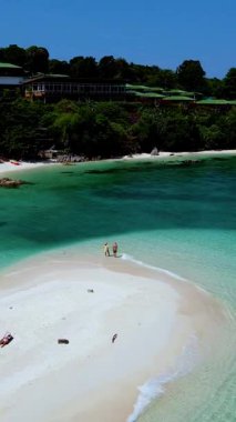 Tayland 'daki Koh Lipe' nin nefes kesici güzelliğini deneyimleyin. Turkuaz suların yumuşak beyaz kumla buluştuğu yer. Bu cennet ziyaretçileri dinlenmeye ve sakin sahillerini keşfetmeye davet ediyor..