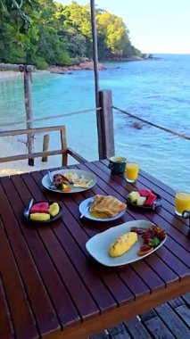 Koh Kood Adası 'nın çarpıcı turkuaz sularına tepeden bakan taze meyve, omlet ve yerel yemeklerin yer aldığı canlı bir kahvaltıda lezzet yayılıyor. Rahatlatıcı bir güne mükemmel bir başlangıç.