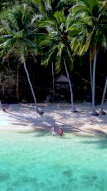 Turkuaz suların yumuşak kumlu plajlarla buluştuğu Koh Wai Adası Tayland 'ın el değmemiş sahillerinde rahatlayın. Bereketli manzaraları keşfetmek, sallanan palmiyelerin altında gevşemek ve sükuneti hissetmek..