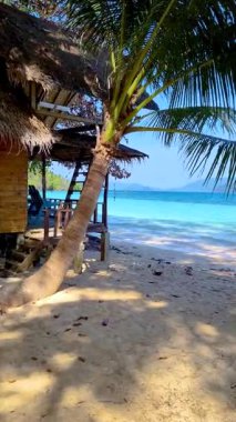 Tayland 'daki Koh Wai Adası' nın güzelliğini keşfedin, yumuşak kumlu kıyılar, sallanan palmiyeler ve kristal berrak sular. Doğanın cennetinde huzurlu bir geri çekilme deneyimi..