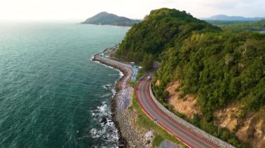 Chantaburi Tayland 'daki dolambaçlı kıyı yolunu keşfedin, nefes kesici okyanus manzaraları ve yemyeşil alanlar sunarak. Dağlarla çevrili bu ikonik yol boyunca doğanın güzelliğini tecrübe et..