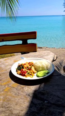 Koh Kood Adası 'nın çarpıcı mavi sularının yanında taze deniz ürünleri ve aromatik pirincin tadını çıkarırken cennette rahatlayın. Bu huzurlu ortamda Tayland 'ın lezzetlerini deneyin..