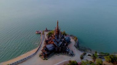 Güneş sakin suların üzerinde batarken Pattaya, Tayland 'daki Doğruluk Sığınağı' nın nefes kesici bir görüntüsü..