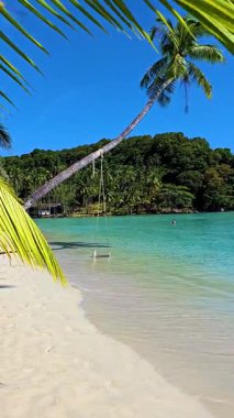 Koh Kood Adası Tayland 'ın sakin kıyılarını deneyin, yumuşak dalgaların yumuşak kumlarla buluştuğu ve yukarıda sallanan gür palmiyelerin olduğu. Tropikal cennete huzurlu bir kaçış..