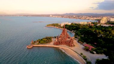 Pattaya, Tayland 'da bulunan Hakikat Sığınağı' nın eşsiz mimari harikasını keşfedin. Bu tapınak gün batımında okyanus manzarası ve oymaları sergiliyor..