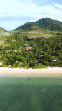 Tayland 'daki Koh Libong Adası' nın nefes kesici manzaralarını keşfedin. Yeşilliğin kristal berrak sularla buluştuğu yer. Huzuru ve doğayı en iyi şekilde tecrübe et..
