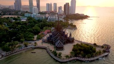 Güneş ufukta batarken Pattaya, Tayland 'daki nefes kesici Doğruluk Sığınağı' nı keşfedin. Karmaşık ahşap oymalara ve yakınlardaki huzurlu sulara hayret ediyorum..