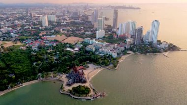Pattaya Tayland 'ın canlı ufuk çizgisi ile çevrili okyanusla görkemli bir şekilde yükselen gerçeğin çarpıcı tapınağını deneyimleyin. Bu tapınağın karmaşık sanatsal ve dingin güzelliğine tanık olun.