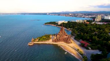 Pattaya Tayland 'ı keşfedin. Muazzam doğruluk mabedi, büyüleyici bir tapınak. Karmaşık ahşap oymalar sergiliyor..