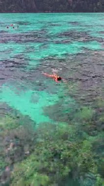 Tayland 'daki Surin Adası' nın nefes kesici güzelliğini tecrübe edin. Yüzücüler turkuaz sularda süzülerek şaşırtıcı mercan resiflerini ve çeşitli deniz yaşamlarını ortaya çıkarırlar. Mükemmel bir tropikal kaçış bekliyor..