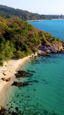 Tayland 'da kristal berrak suların altın kumlarla buluştuğu Koh Samet Adası' nın çarpıcı sahil şeridini keşfedin. Bu tropikal cennetin canlı atmosferini ve dingin atmosferini hissedin..