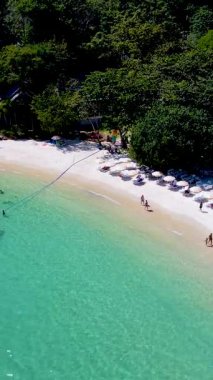Güneşin öptüğü plajların ve berrak suların beklediği Koh Samet Adası 'nın nefes kesici güzelliğini keşfedin. Yumuşak kumlarda dinlenirken canlı atmosferin ve doğanın manzarasının tadını çıkarın..