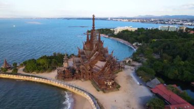 Pattaya Tayland kıyı şeridi boyunca bulunan nefes kesici ahşap tapınak Doğruluk Sığınağı 'nın çarpıcı mimarisine hayret ediyorum. Karmaşık oymalarını ve sakin atmosferini tecrübe edin..