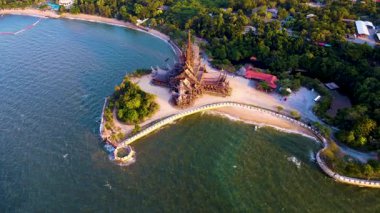 Pattaya, Tayland 'daki inanılmaz ahşap tapınak Hakikat Sığınağı' nın çarpıcı zanaatkarlığını keşfedin..