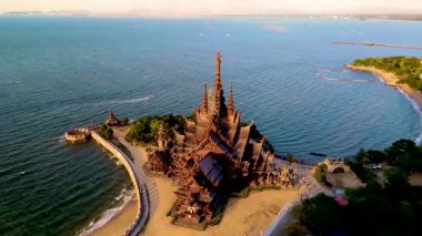 Pattaya, Tayland 'da bulunan Doğruluk Sığınağı' nın çarpıcı mimarisini tecrübe edin. Bu muhteşem ahşap tapınak denize bakıyor. Karmaşık oymalar ve hayranlık uyandıran detaylar sergiliyor..