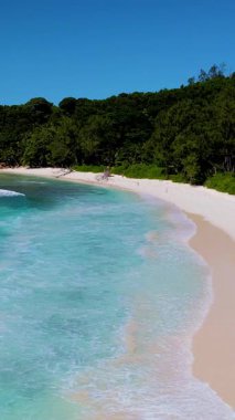 Seyşeller 'in sakin güzelliğini, el değmemiş kumlu kıyıları, canlı mavi suları ve berrak bir gökyüzü altında yemyeşil tropikal manzaraları deneyin. Rahatlamak için mükemmel bir kaçış..