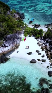 Turkuaz suların yumuşak kumlu plajlarla buluştuğu Koh Lipe Tayland 'ın nefes kesici güzelliğini deneyin. Ziyaretçiler kanoya binerken sakin atmosferi keşfedin ve hareketli manzaranın arasında rahatlayın..
