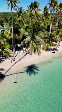 Bereketli palmiye ağaçları, yumuşak kumlar ve davetkar turkuaz sularla dolu sakin bir Tayland plajının huzur veren güzelliğini hissedin. Rahatlama ve keşif için idealdir. Koh Kood Adası 