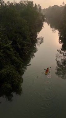 Chumphon Tayland kırsalının dingin güzelliğini tecrübe edin. Şafak vakti sakin sularda süzülen bir kanocu gibi. Orman yağmur ormanlarının zengin yeşillikleriyle çevrili