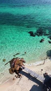 Tayland 'daki berrak suların ve yumuşak kumlu sahillerin nefes kesici manzarasının tadını çıkar. Huzur ve macera arayan doğa severler ve sahile gidenler için sakin bir kaçış. Koh Munnork Adası