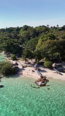 Tayland 'da dingin bir sahil. Yumuşak dalgaların kıyıya vurduğu, canlı ağaçlar ve rahatlatıcı kulübelerle çevrili bir sahil. Koh Munnork Adası 'nın güneşi altında barış ve sükunet için mükemmel bir sığınak.