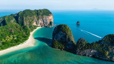 Nefes kesici manzaralar sunan Krabi Tayland 'daki Railay Sahili kristal berrak sularını ve yemyeşil sularını sergiliyor. Ziyaretçiler kaya tırmanışı, yüzme ve kumlu kıyılarda dinlenmenin keyfini çıkarabilirler. 