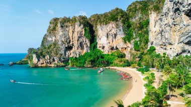 Krabi Tayland 'daki Tonsai Sahili yüksek uçurumları, kristal berrak suları ve huzurlu kumlarıyla nefes kesici manzaralar sunuyor..