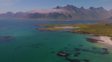 Lofoten Norveç sahil şeridinin nefes kesici manzarası, yemyeşil manzaralar, el değmemiş sular ve yüksek dağlarla. Bu inanılmaz bölgede sükuneti ve doğal güzelliği tecrübe edin..