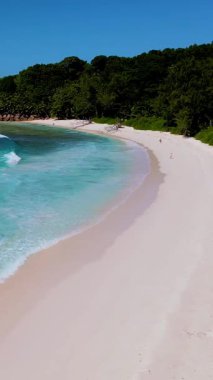 Dalgalar, Seyşeller 'in el değmemiş kıyılarını nazikçe öperken yumuşak kumlar, gezgin ayakları davet eder..