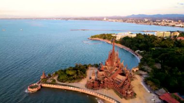 Pattaya, Tayland 'daki Hakikat Sığınağı' nın nefes kesici mimarisini keşfedin. Titreyen denizin yanında gururla duruyor..