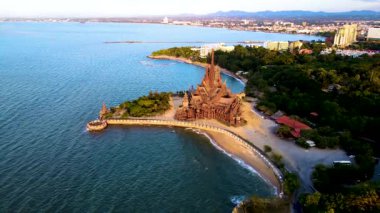 Güneş ufukta batarken Pattaya 'daki Doğruluk Mabedi' nin çarpıcı mimarisini ve sakin çevresini tecrübe edin. Karmaşık ahşap oymalara ve huzurlu okyanus manzarasına hayran kaldım..