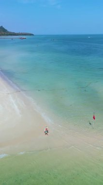 Tayland 'daki Koh Mook Adası' nın çarpıcı sularını ve el değmemiş kumlu sahillerini keşfedin. Huzurlu bir yürüyüş doğanın güzelliğini ve bu tropik cennetin dinginliğini gözler önüne serer..