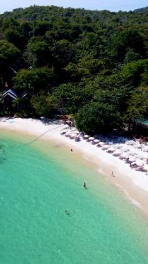 Yumuşak kumlu plajları ve berrak turkuaz sularıyla Koh Samet Adası Tayland 'ın dingin güzelliğini hissedin. Ziyaretçiler güneş şemsiyeleri altında dinlenebilir, yüzebilir ve doğal huzurun tadını çıkarabilirler..