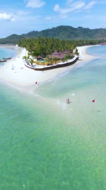 Büyüleyici sahil şeridini ve canlı doğayı keşfederken Koh Mook Adası 'nın el değmemiş sahillerini ve kristal berrak sularını deneyin. Rahatla ve bu sakin yerin tropikal atmosferinin tadını çıkar..