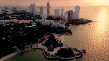 Güneş ufukta batarken Pattaya, Tayland 'daki gerçeklik tapınağını keşfedin..