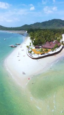 Tayland 'daki Koh Mook Adası' nın nefes kesici manzaralarını keşfedin, beyaz kumlu plajlar, kristal berrak sular ve bereketli palmiye ağaçları. Rahatlama ve macera için mükemmel bir cennet..