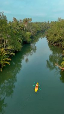 Chumphon Thailand 'ın sakinliğini bir kanocunun berrak sularda süzülürken, canlı yeşil yapraklarla kaplanırken hissedin. Doğa güzelliği her yöne yayılır, barış teklif eder..