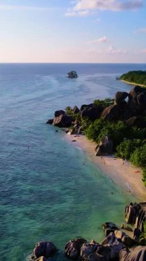 Anse Kaynağı DArgent La Digue Seyşeller, berrak suların yumuşak kumlu plajlarla buluştuğu yer. Doğal manzaraların, eşsiz kaya oluşumlarının ve sakin adaların güzelliğini ortaya çıkarmak..